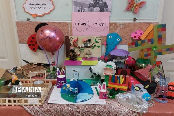 نمایشگاه دست سازه‌های دانش‌آموزی دبستان فیروزه منطقه ۱۳