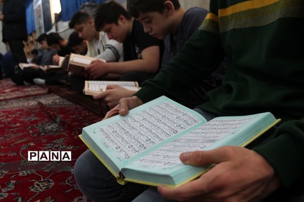اعتکاف دانش‌آموزان پسر در بهارستان دو