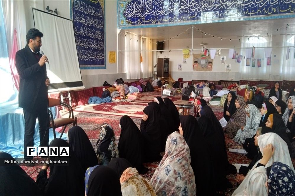 نشست بصیرتی جهاد تبیین در اعتکاف دانش‌آموزی تربت جام