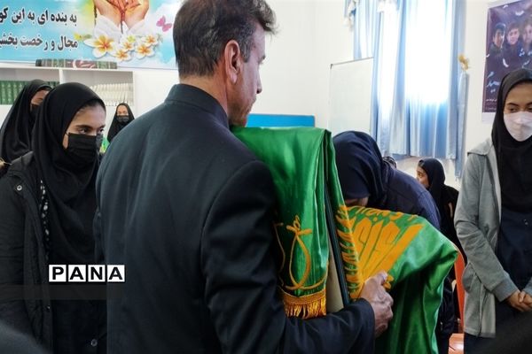 حضور خادم یاران رضوی و پرچم مطهر حرم رضا (ع) در دبیرستان علامه عبدالعلی بیرجند