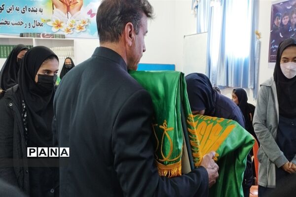 حضور خادم یاران رضوی و پرچم مطهر حرم رضا (ع) در دبیرستان علامه عبدالعلی بیرجند