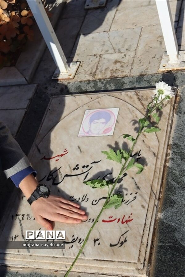 تجدید میثاق نمایندگان مجلس دانش‌آموزی خراسان رضوی با شهدا