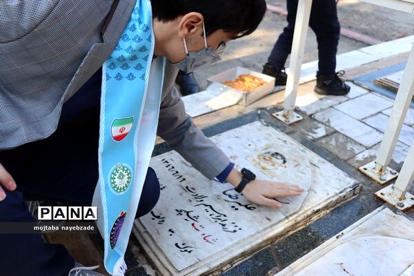 تجدید میثاق نمایندگان مجلس دانش‌آموزی خراسان رضوی با شهدا
