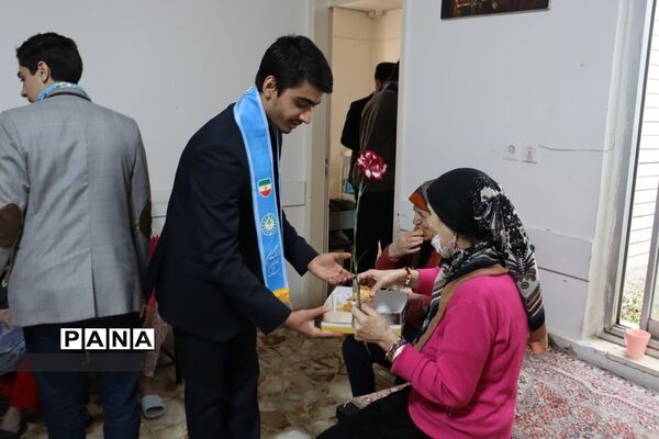 بازدید از خانه سالمندان توسط نمایندگان مجلس دانش‌آموزی  خراسان‌ رضوی