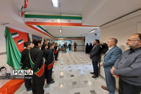 ادای احترام دانش آموزان به شهید گمنام منطقه۵