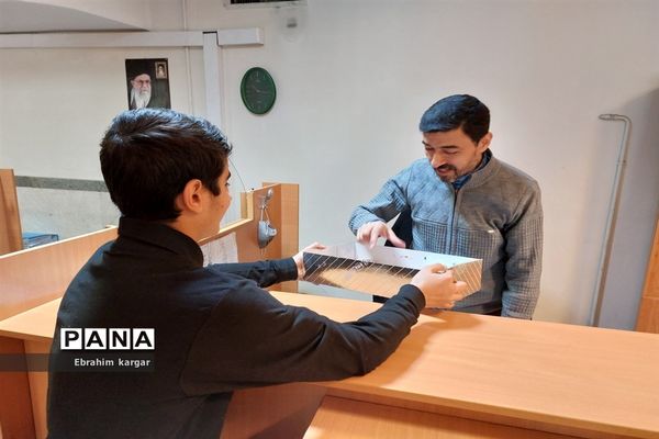 ادای احترام دانش آموزان به شهید گمنام منطقه۵