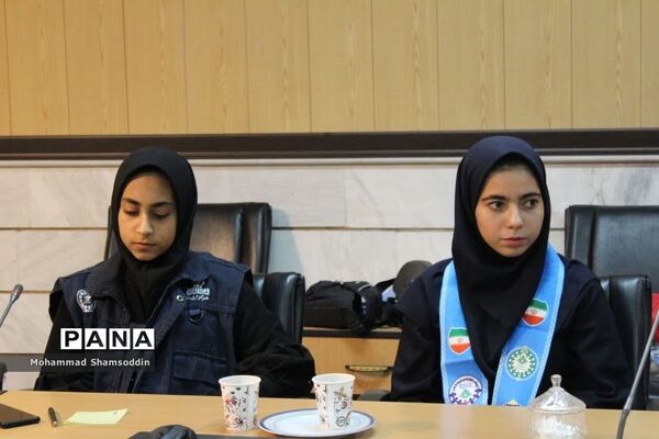 نشست صمیمی دانش‌آموزان با مدیر آموزش و پرورش شهرستان سمنان