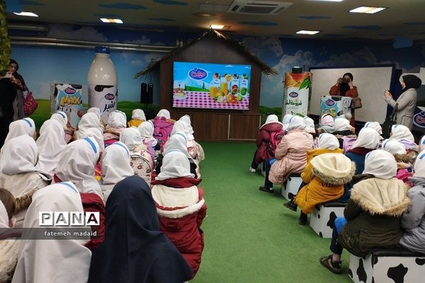 بازدید دانش‌آموزان دبستان مهرآیین بهارستان دو از کارخانه میهن