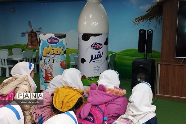 بازدید دانش‌آموزان دبستان مهرآیین بهارستان دو از کارخانه میهن