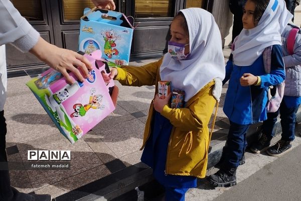 بازدید دانش‌آموزان دبستان مهرآیین بهارستان دو از کارخانه میهن