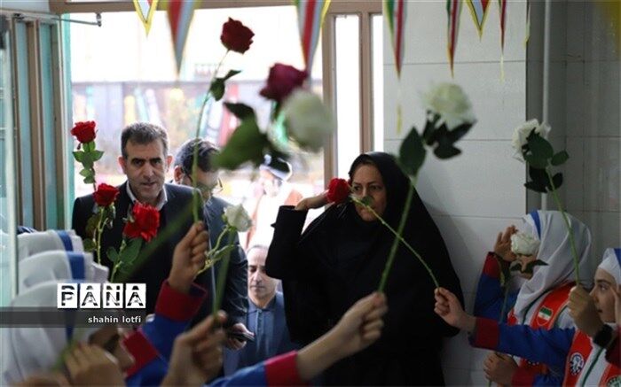 باید دستاوردهای انقلاب را در ایام دهه فجر به دانش آموزان معرفی کنیم