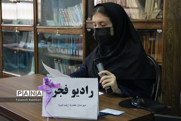 بازدید مسئولان آموزش و پرورش ناحیه یک شهرری از نمایشگاه مدرسه انقلاب