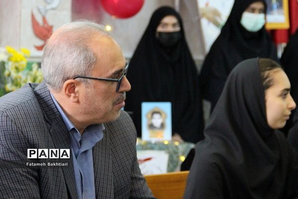 بازدید مسئولان آموزش و پرورش ناحیه یک شهرری از نمایشگاه مدرسه انقلاب