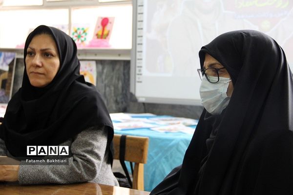 بازدید مسئولان آموزش و پرورش ناحیه یک شهرری از نمایشگاه مدرسه انقلاب