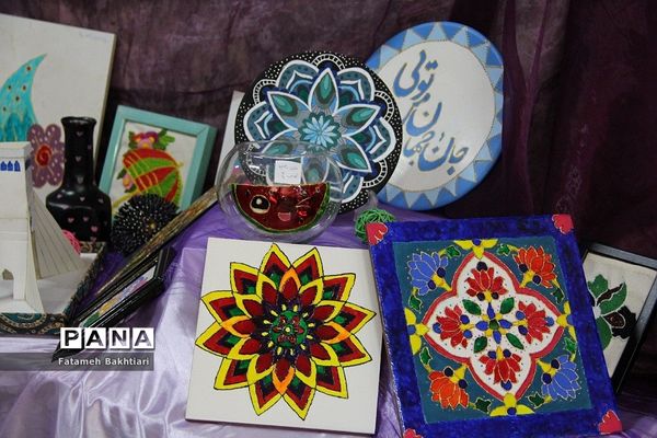 بازدید مسئولان آموزش و پرورش ناحیه یک شهرری از نمایشگاه مدرسه انقلاب