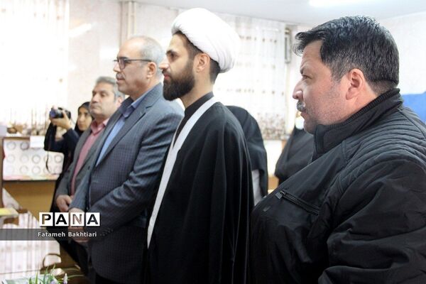 بازدید مسئولان آموزش و پرورش ناحیه یک شهرری از نمایشگاه مدرسه انقلاب