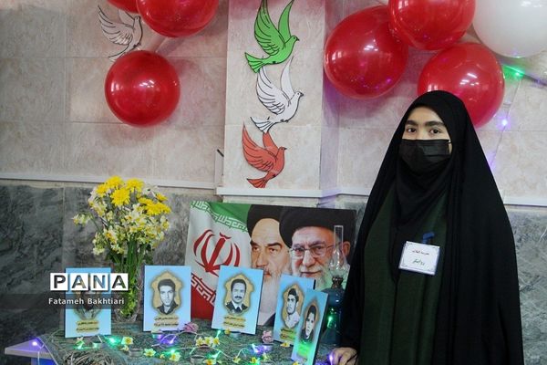 بازدید مسئولان آموزش و پرورش ناحیه یک شهرری از نمایشگاه مدرسه انقلاب