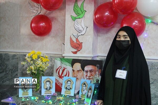 بازدید مسئولان آموزش و پرورش ناحیه یک شهرری از نمایشگاه مدرسه انقلاب