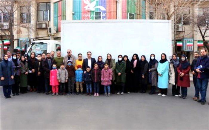 اهدای بسته‌های فرهنگی کانون پرورش فکری کودکان و نوجوانان به کودکان زلزله‌زده خوی