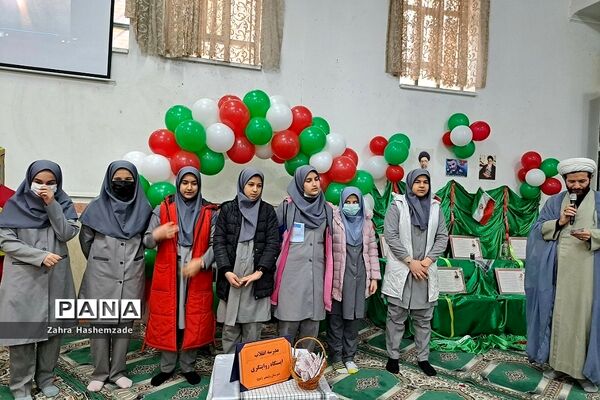 نمایشگاه دستاوردهای دانش‌آموزان در دبیرستان ولیعصر (عج) ناحیه یک شهرری