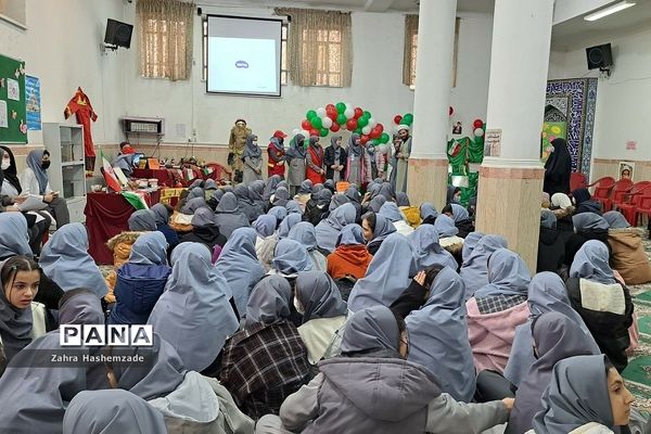 نمایشگاه دستاوردهای دانش‌آموزان در دبیرستان ولیعصر (عج) ناحیه یک شهرری