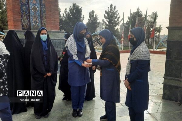 تجدید میثاق دانش‌آموزان دبیرستان ندای‌ زهرا(س)با شهدا در گلزار شهدای‌گمنام قرچک