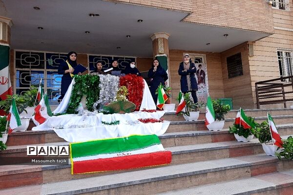 مراسم دهه فجر در دبیرستان حضرت زینب (س) شهرستان قرچک