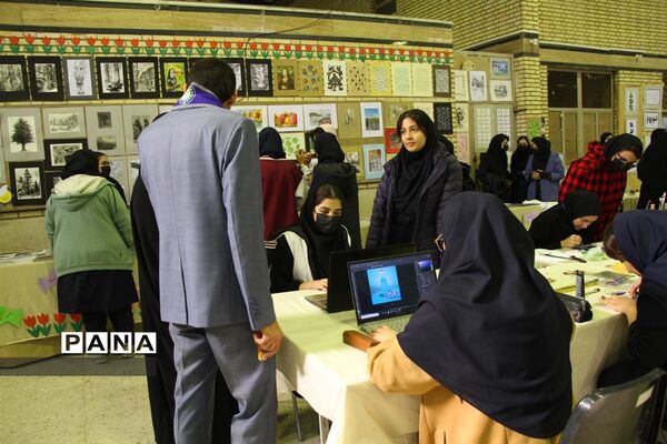 آیین برپایی نمایشگاه دستاوردهای هنرستان دخترانه آمنه در ناحیه یک اهواز