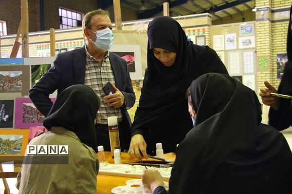 آیین برپایی نمایشگاه دستاوردهای هنرستان دخترانه آمنه در ناحیه یک اهواز