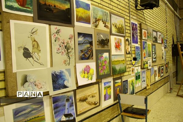 آیین برپایی نمایشگاه دستاوردهای هنرستان دخترانه آمنه در ناحیه یک اهواز