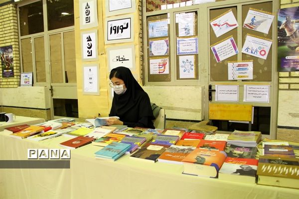 آیین برپایی نمایشگاه دستاوردهای هنرستان دخترانه آمنه در ناحیه یک اهواز