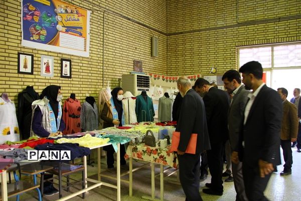 آیین برپایی نمایشگاه دستاوردهای هنرستان دخترانه آمنه در ناحیه یک اهواز