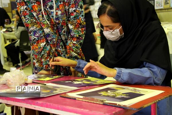 آیین برپایی نمایشگاه دستاوردهای هنرستان دخترانه آمنه در ناحیه یک اهواز
