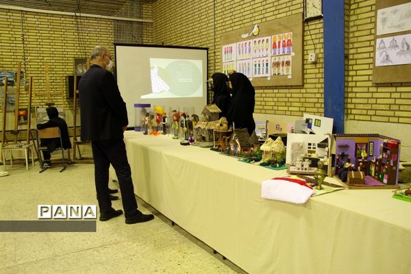 آیین برپایی نمایشگاه دستاوردهای هنرستان دخترانه آمنه در ناحیه یک اهواز
