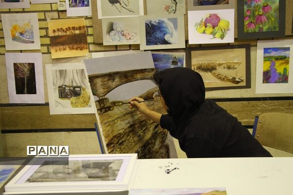آیین برپایی نمایشگاه دستاوردهای هنرستان دخترانه آمنه در ناحیه یک اهواز