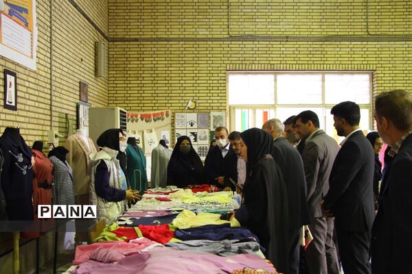 آیین برپایی نمایشگاه دستاوردهای هنرستان دخترانه آمنه در ناحیه یک اهواز