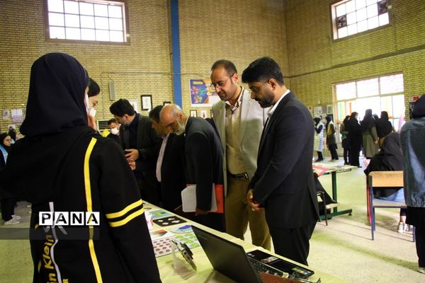 آیین برپایی نمایشگاه دستاوردهای هنرستان دخترانه آمنه در ناحیه یک اهواز