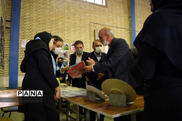 آیین برپایی نمایشگاه دستاوردهای هنرستان دخترانه آمنه در ناحیه یک اهواز