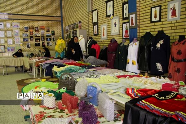 آیین برپایی نمایشگاه دستاوردهای هنرستان دخترانه آمنه در ناحیه یک اهواز