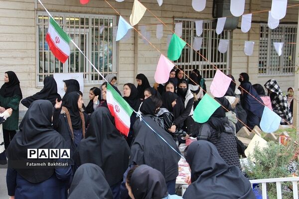 جشنواره غذا در دییرستان حضرت زینب(س) ناحیه یک شهرری به مناسبت ایام الله دهه فجر