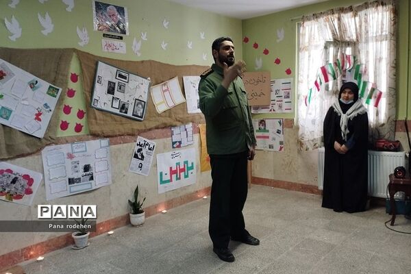 برگزاری مراسم  مدرسه انقلاب در دبیرستان آیت‌الله طالقانی رودهن