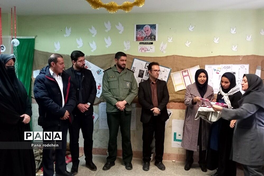 برگزاری مراسم  مدرسه انقلاب در دبیرستان آیت‌الله طالقانی رودهن
