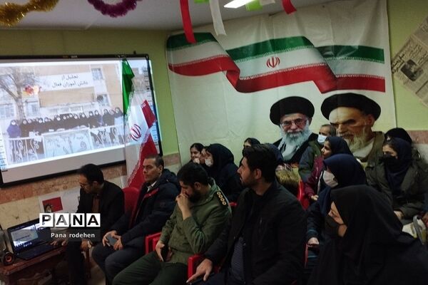 برگزاری مراسم  مدرسه انقلاب در دبیرستان آیت‌الله طالقانی رودهن