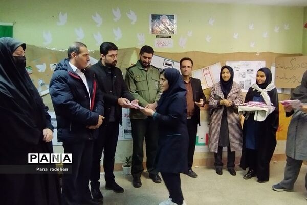 برگزاری مراسم  مدرسه انقلاب در دبیرستان آیت‌الله طالقانی رودهن