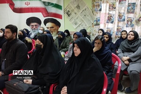 برگزاری مراسم  مدرسه انقلاب در دبیرستان آیت‌الله طالقانی رودهن
