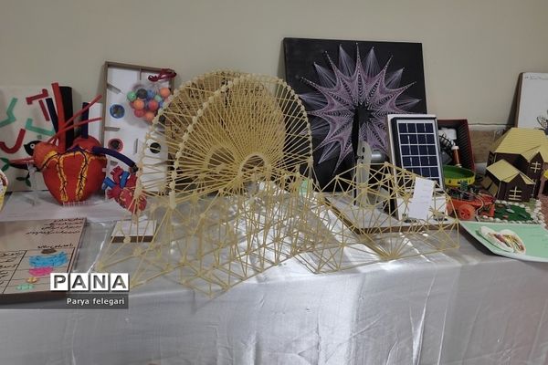 نمایشگاه مدرسه‌ انقلاب در آموزشگاه فرزانگان شهرستان قرچک