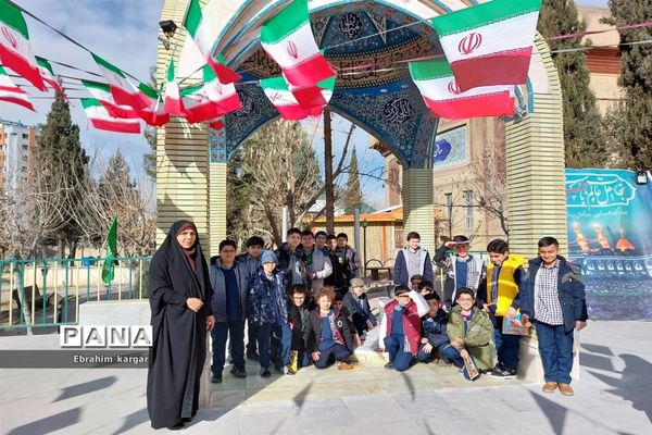 اجرای سرود دانش آموزان مدرسه معلم شهید در اداره منطقه۵