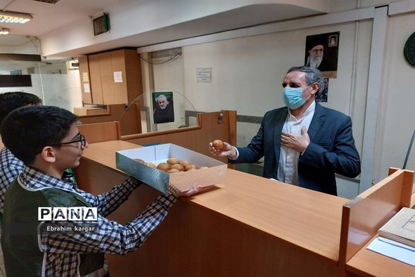 اجرای سرود دانش آموزان مدرسه معلم شهید در اداره منطقه۵