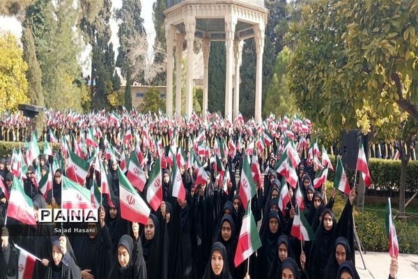 اجرای سرود 1357 نفری دانش‌آموزان دختر شیراز