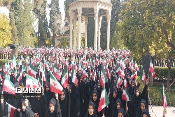 اجرای سرود 1357 نفری دانش‌آموزان دختر شیراز